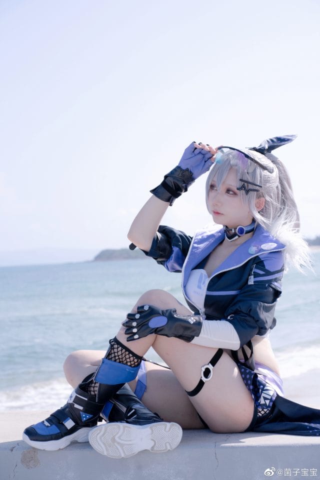 菌子宝宝COS银狼海边写真:银白马尾战斗服搭配自然光,崩坏星穹铁道星核猎手高还原图集
