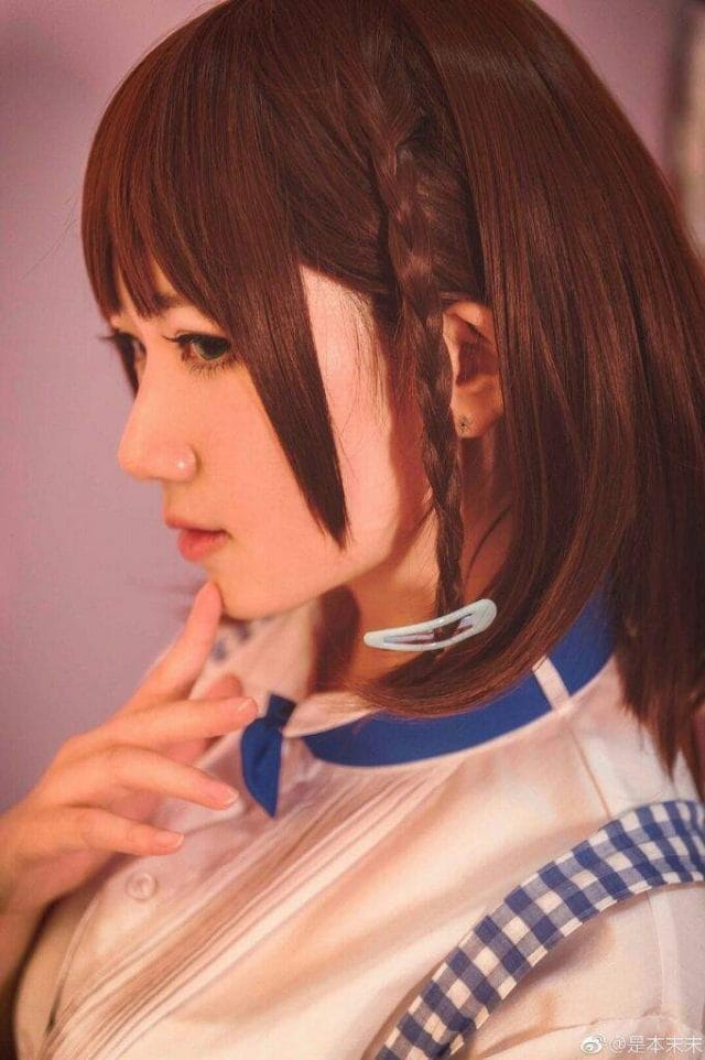 是本末末《星期一的丰满》小爱COS:白衬衫校服与电车通勤场景的日系还原