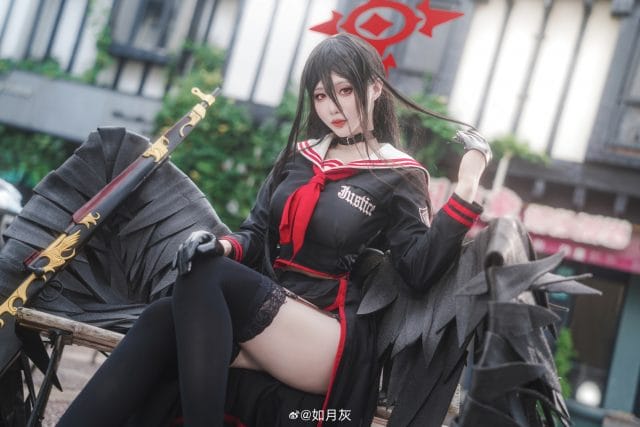如月灰cosplay《蔚蓝档案》羽川莲见，黑翼制服持枪漫步古典街角