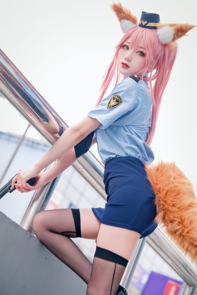 chase起司女警版玉藻前COS:深色制服与狐耳尾巴的反差演绎