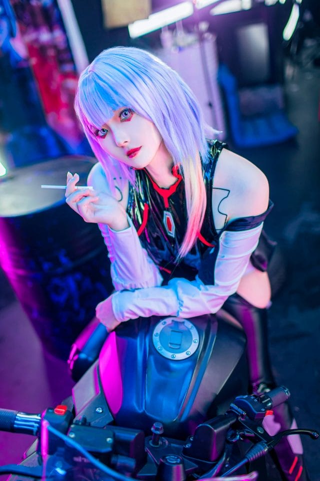 Natsuko_夏夏子《赛博朋克：边缘行者》露西COS 黑客皮衣造型搭配摩托车还原夜之城氛围