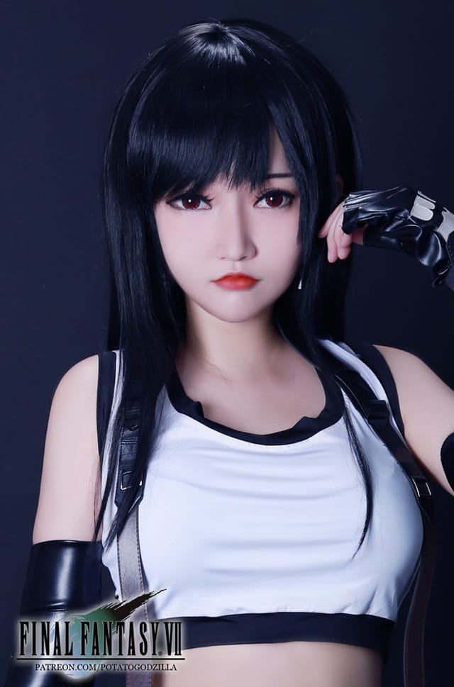 PotatoGodzilla蒂法COS图集：白背心黑短裙还原《最终幻想VII》格斗女神的活力姿态