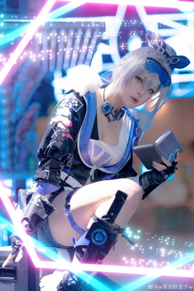 w百合欧皇子w崩坏星穹铁道银狼COS：银白假发机能风外套搭配赛博光效，冷酷黑客气质高度还原