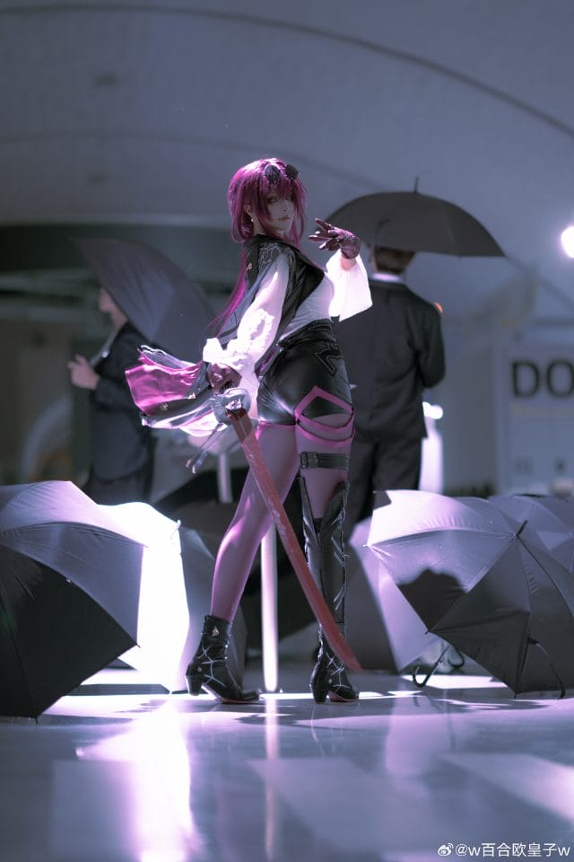 w百合欧皇子w COS星穹铁道卡芙卡写真:粉紫灯光下红瞳冷冽眼妆还原星核猎手的慵懒与锐利
