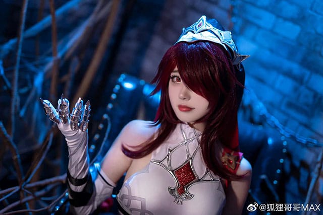 狐狸哥哥MAX《原神》罗莎莉亚COS:暗调教堂场景下的冷峻修女还原