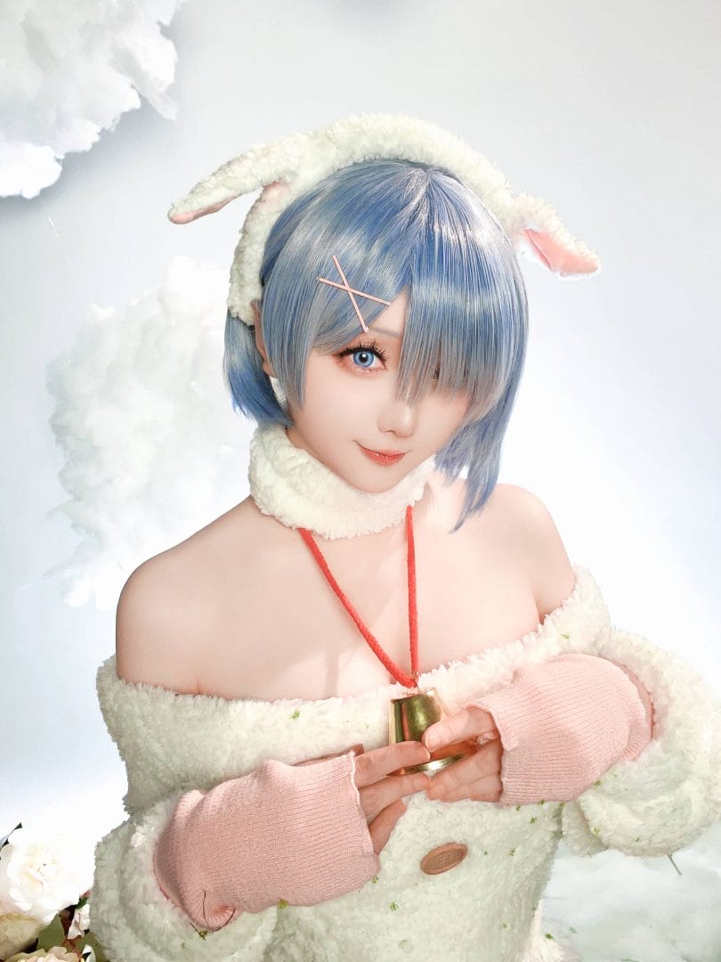 星之迟迟蕾姆圣诞绵羊装COS:暖光下的蓝发少女与冬日甜美氛围