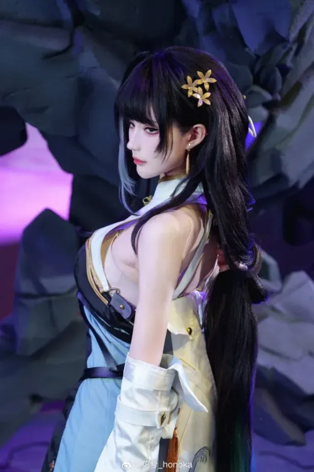花兮_honoka最新鸣潮白芷cosplay，墨绿眼瞳与飘逸黑发还原角色气质