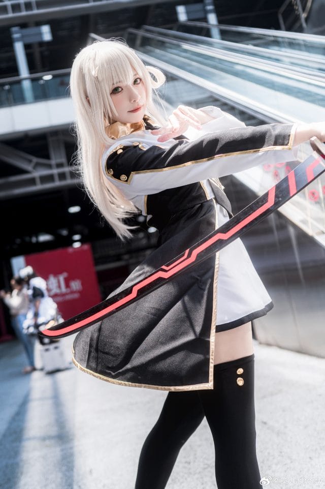 贤儿sherry《游戏王》闪刀姬零衣COS，黄白长发绿瞳还原BW2023漫展现场