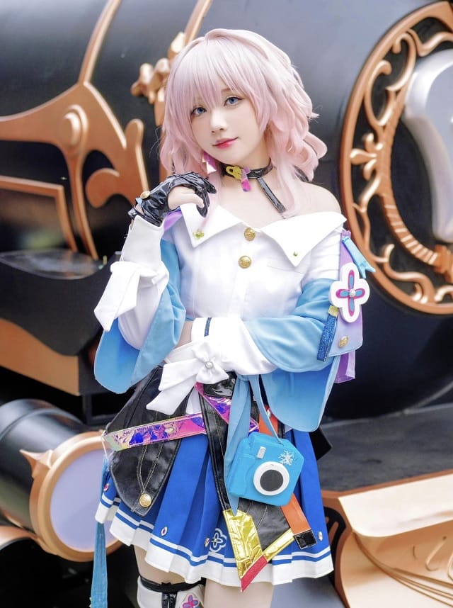 陈秋芳三月七COS写真:粉色短发造型还原《崩坏:星穹铁道》少女气质