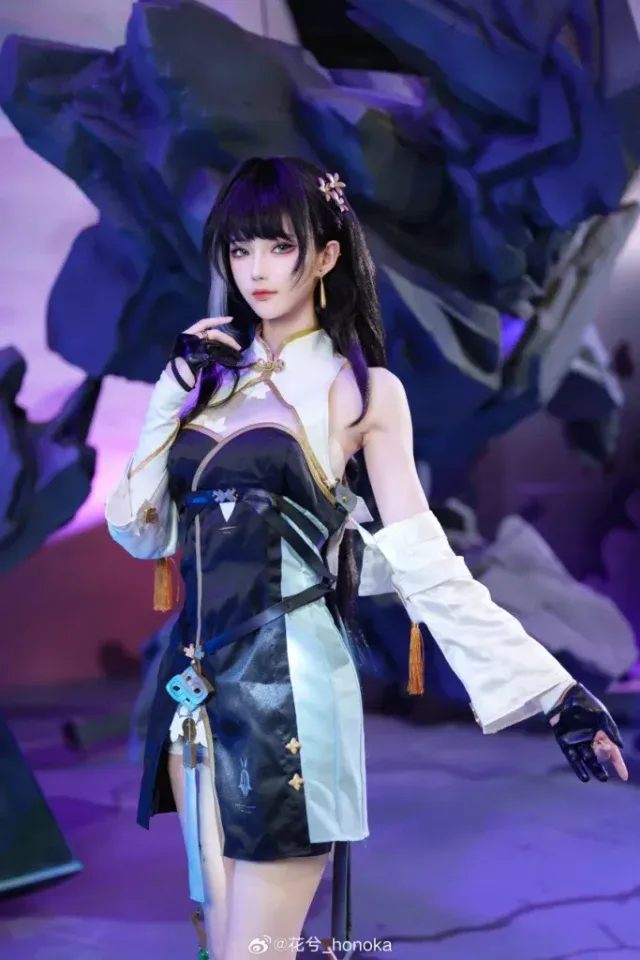 花兮_honoka最新鸣潮白芷cosplay，墨绿眼瞳与飘逸黑发还原角色气质
