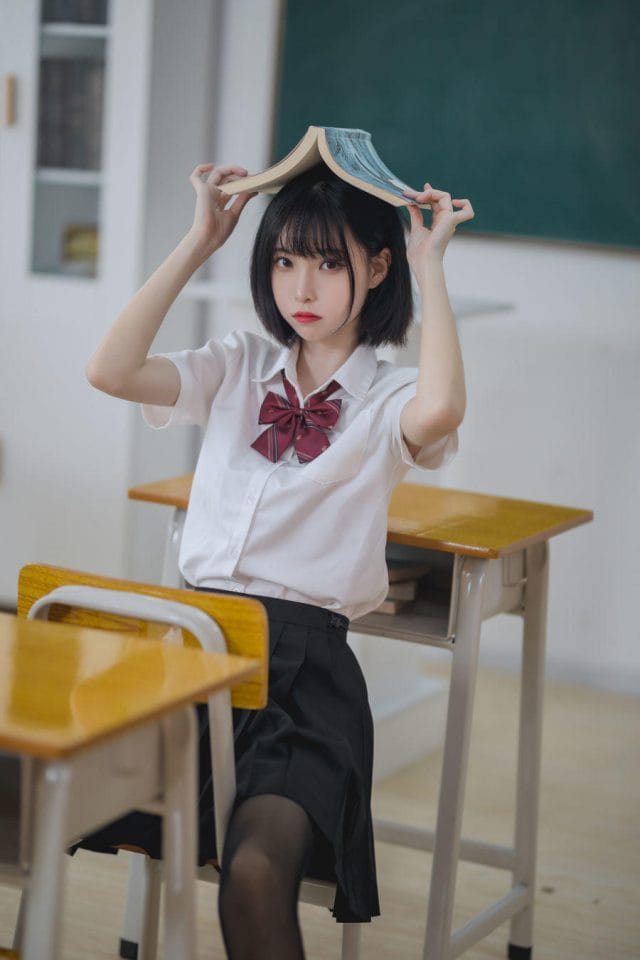 许岚LAN校园教室COS图集：干净少女感和清新气质让16万粉丝追更