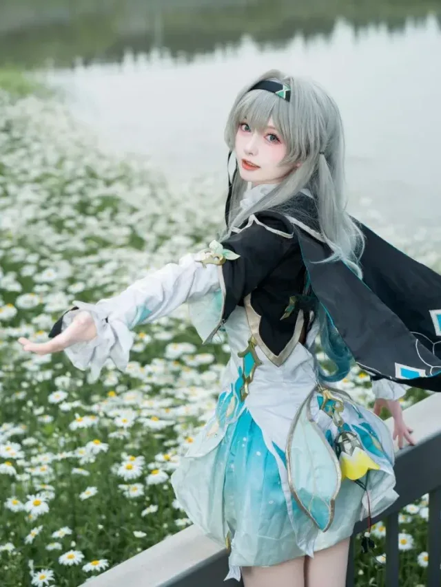 池田七帆 cos 流萤,白菊花田里拍出星穹铁道的清冷漂泊感
