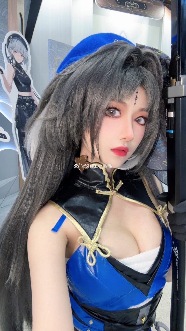 Shika小鹿鹿COS《鸣潮》秧秧亮相C102 灰绿双眸与长剑造型完整还原