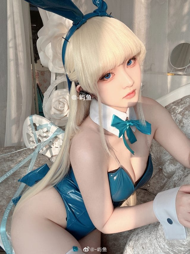 -屿鱼COS蔚蓝档案飞鸟马时兔女郎,深绿套装金发造型写真氛围感拉满