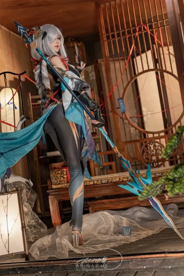 咬人小小兔出镜原神申鹤COS,银发蓝眸搭配修身长衣展现清冷仙姿