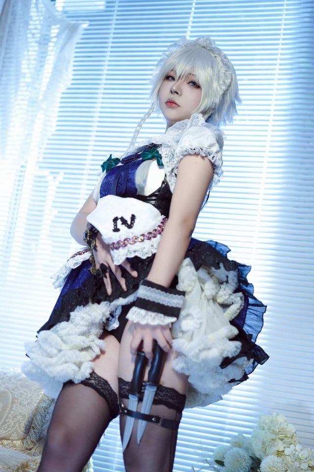Yuuhui玉汇十六夜咲夜COS：蕾丝女仆装与粉彩花海的维多利亚风私人时刻