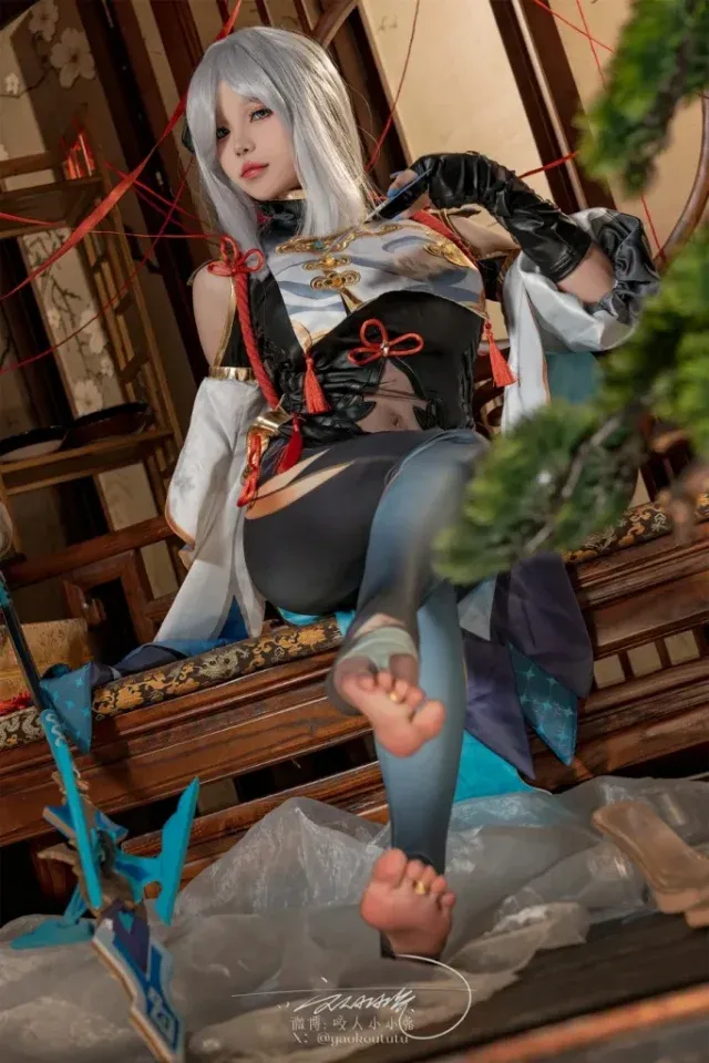 咬人小小兔出镜原神申鹤COS,银发蓝眸搭配修身长衣展现清冷仙姿