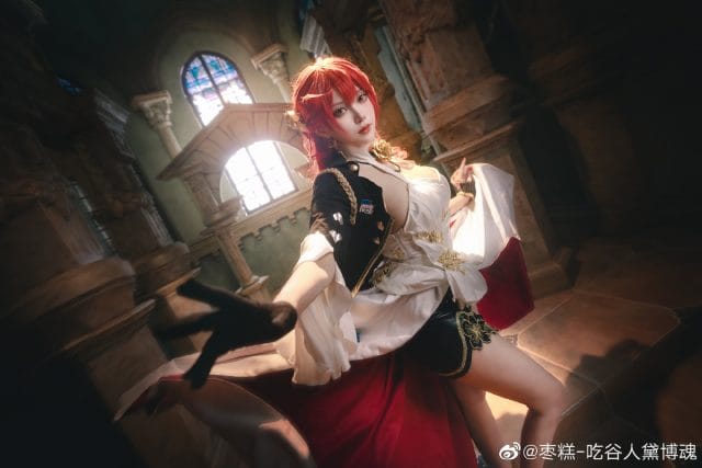 枣糕-吃谷人黛博魂COS崩坏星穹铁道姬子:红发白裙黑外套造型,翘腿坐姿还原角色自信气质