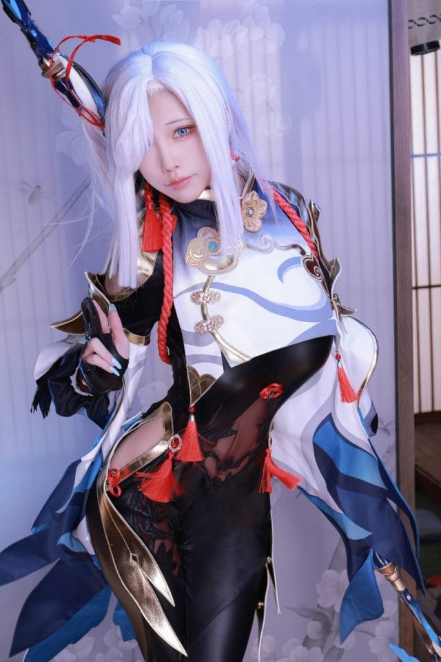 水淼aqua 原神申鹤 COS 图集，白蓝仙衣清冷还原眼神带着锐气