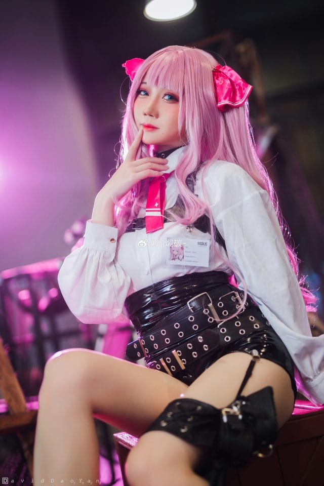 焖焖碳COS尤妮：广州萤火虫嘉年华《胜利女神：妮姬》粉发鞭子造型现场图