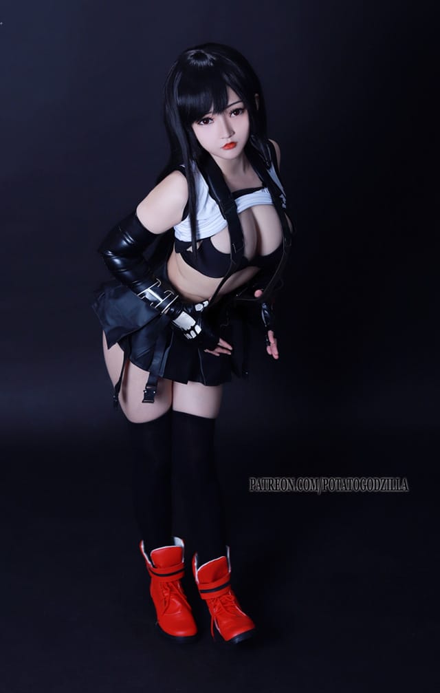 PotatoGodzilla蒂法COS图集:白背心黑短裙还原《最终幻想VII》格斗女神的活力姿态
