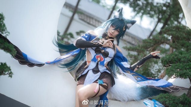 如月灰COS星穹铁道驭空:紫瞳墨绿长发狐耳造型搭配中式庭院实景还原仙舟司舵从容气韵