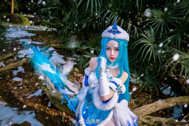 同恩icon王者荣耀王昭君冰雪之华COS：白蓝古装长裙搭配冷艳妆容高度还原原画