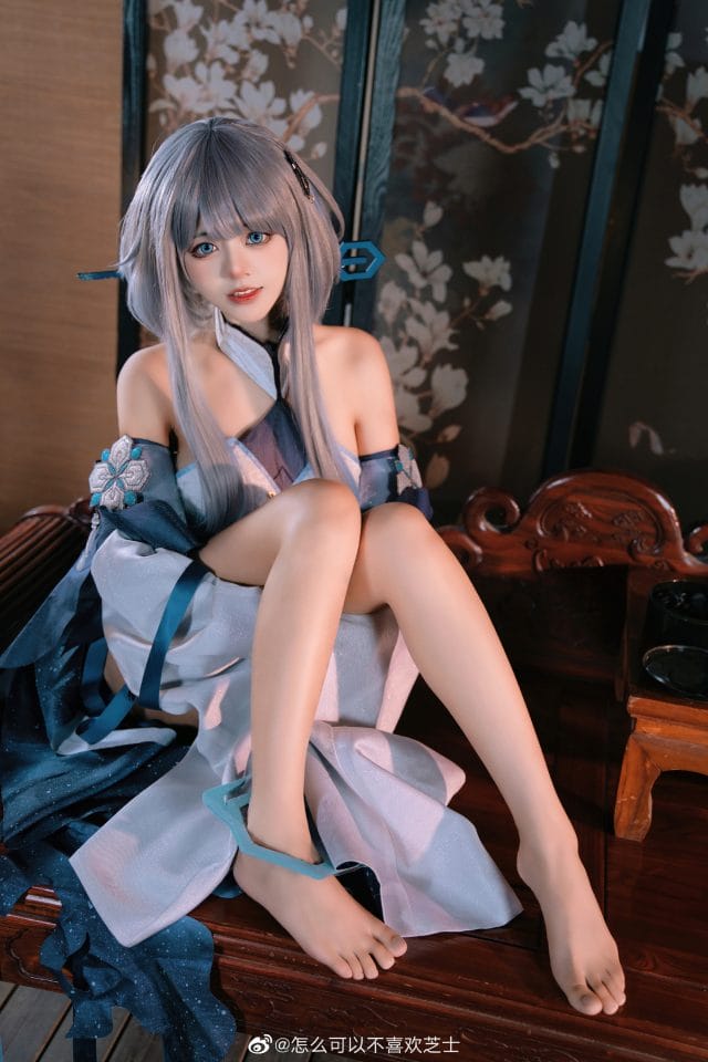 怎么可以不喜欢芝士COS原神哈艮图斯，古典书房里还原尘之魔神的慵懒气质