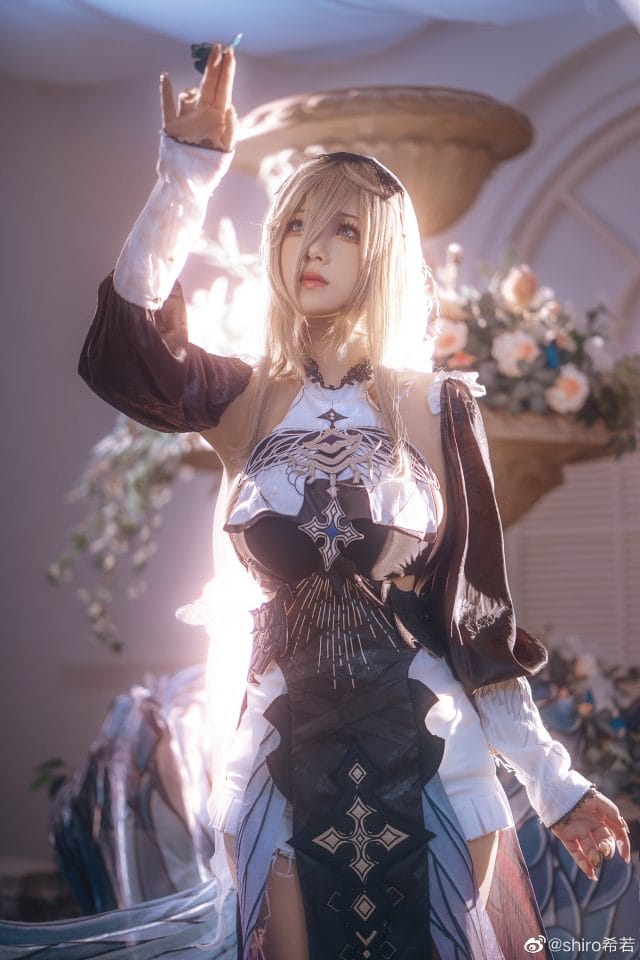 shiro希若COS崩坏3阿波尼亚：白色修女造型搭配鲜花场景，油画质感还原悲悯眼神