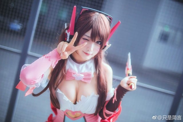 只是简言《守望先锋》D.Va COS，小甜心宋哈娜粉紫驾驶服图集