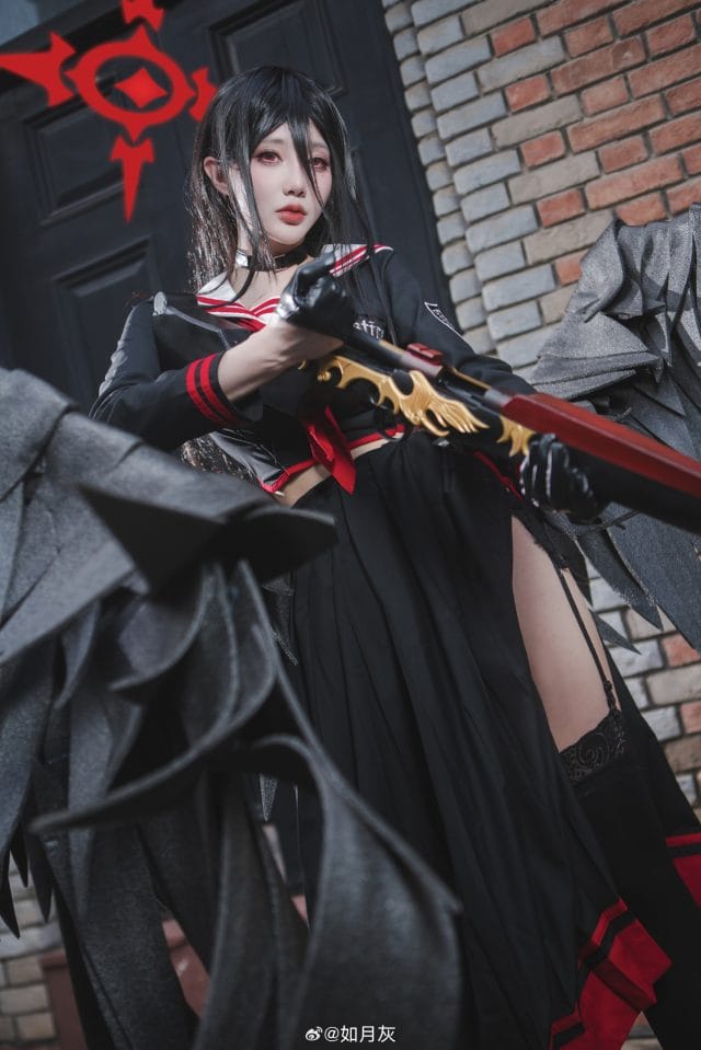 如月灰cosplay《蔚蓝档案》羽川莲见，黑翼制服持枪漫步古典街角
