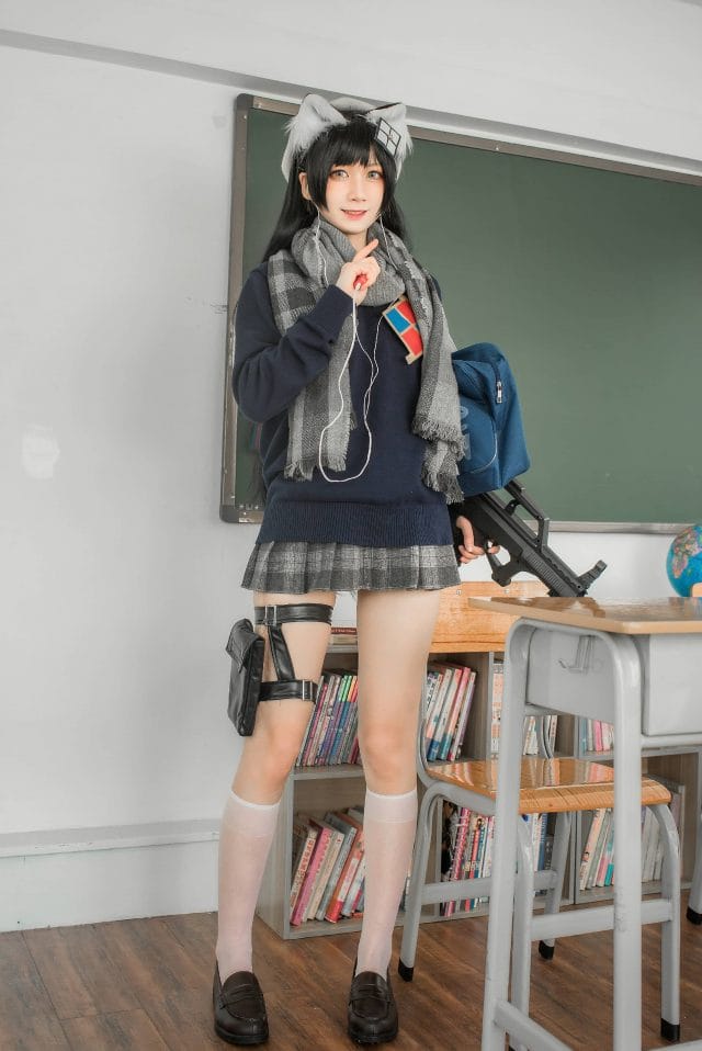izumi泉桃子毛衣JK写真：纯白毕业季清甜校园风图集