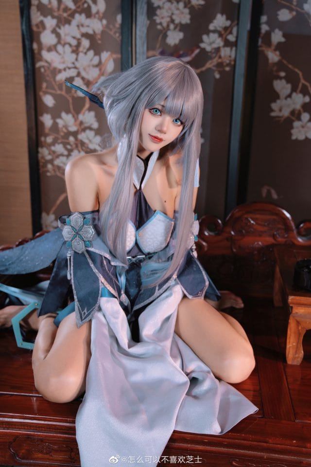 怎么可以不喜欢芝士COS原神哈艮图斯，古典书房里还原尘之魔神的慵懒气质
