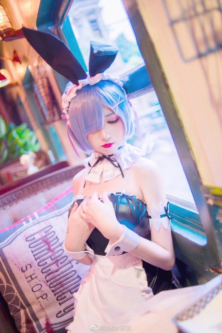衣衣cos《Re:Zero》蕾姆女仆装 深蓝眼眸还原温柔坚毅气质