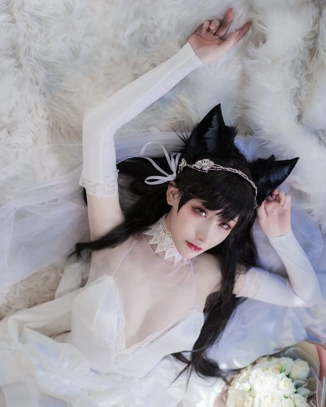 在下萝莉控ii碧蓝航线爱宕白色礼服COS写真：冷白调优雅还原与俏皮吐舌的反差表现