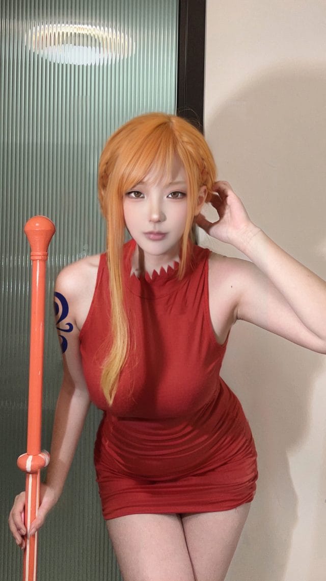 老虎尾巴呢《海贼王》娜美COS:白裙红裙两套造型还原"小贼猫"气质