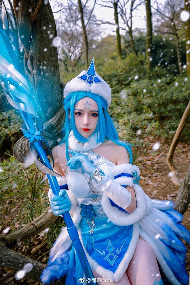 同恩icon王者荣耀王昭君冰雪之华COS:白蓝古装长裙搭配冷艳妆容高度还原原画