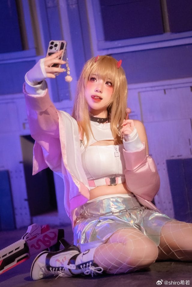 shiro希若《胜利女神:妮姬》毒蛇COS,霓虹灯下还原火力型妮姬