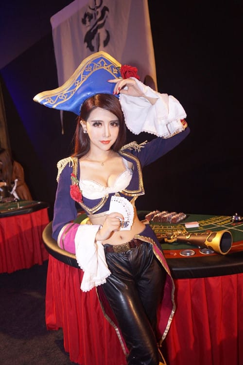 夏小薇Vivi《英雄联盟》厄运小姐COS图集：红发双枪海盗风造型还原，附艾希卡特琳娜多角色写真