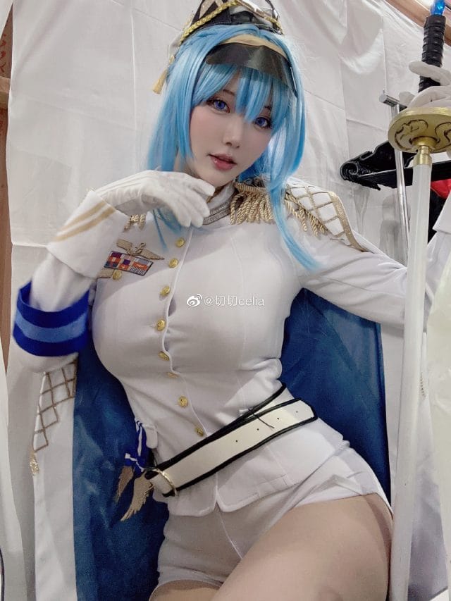 切切celia cos《胜利女神:妮姬》海伦,白色军装与蓝发还原舰长气场