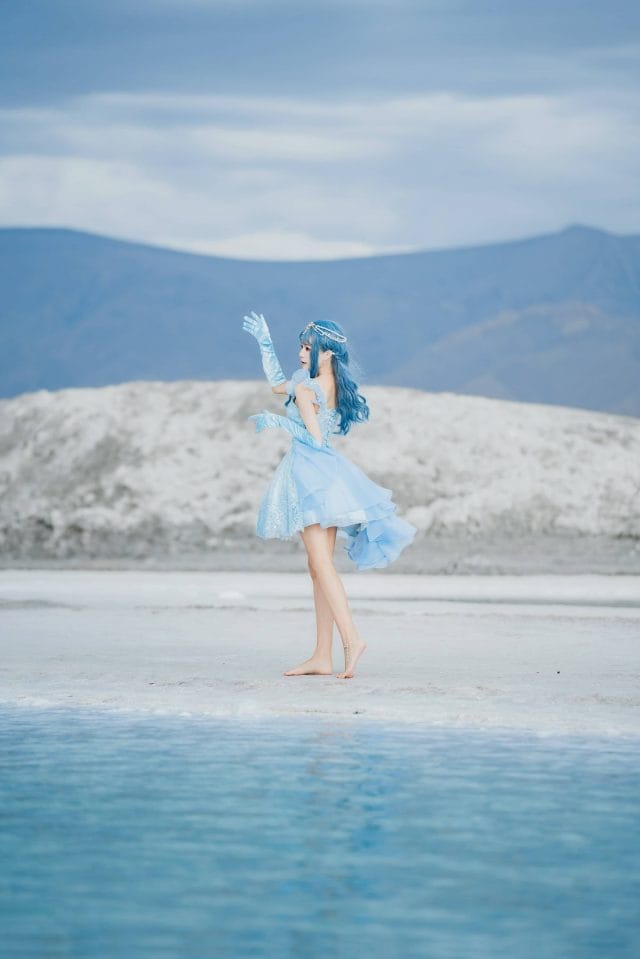 桜桃喵美人鱼写真:海蓝长裙配珍珠链,蓝发清冷造型图集