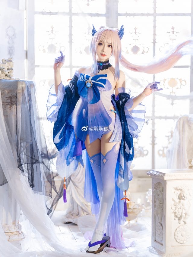 焖焖碳COS原神珊瑚宫心海：深海蓝珊瑚粉光影下巫女薄纱长裙的梦幻写真
