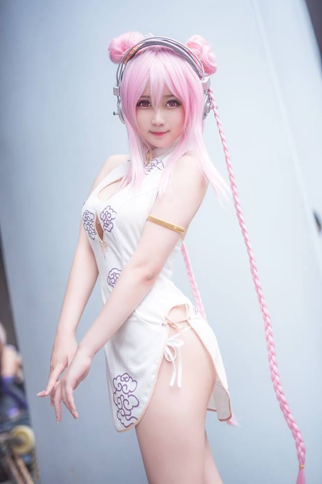 依依超级懒超级索尼子COS写真:娃娃脸搭配魔鬼身材的甜美私房图集