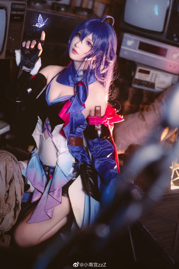 小南宫zzZ还原《崩坏:星穹铁道》希儿，复古杂物房里的蓝紫少女cosplay