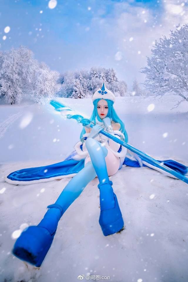 同恩icon王者荣耀王昭君冰雪之华COS:白蓝古装长裙搭配冷艳妆容高度还原原画