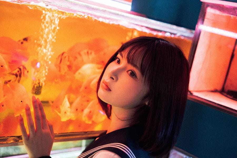 河豚抚子金鱼JK写真:水族馆蓝光下的短发少女与清透夏日氛围