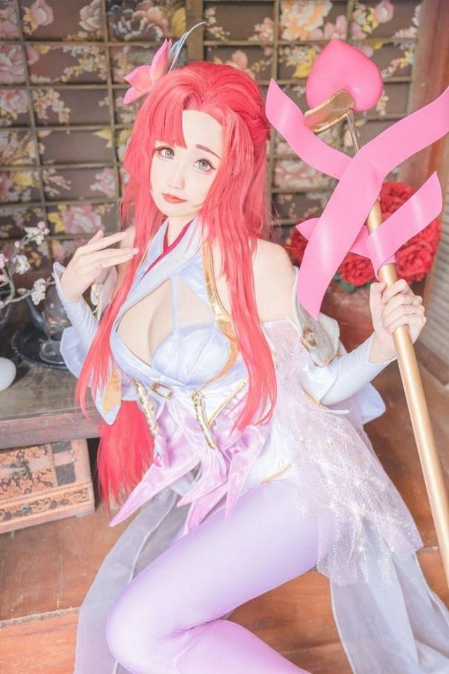 Neneko王者荣耀貂蝉COS写真：红发紧身战衣下的甜美与妩媚反差