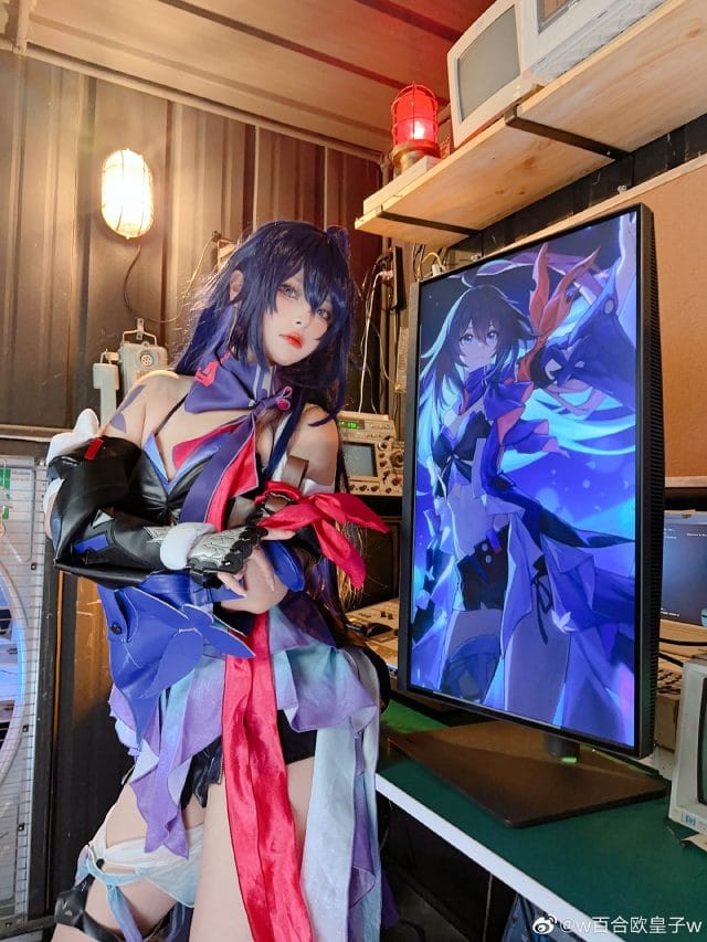 w百合欧皇子w COS崩坏星穹铁道希儿:紫色长发搭配暗调侧光,冷冽眼神还原蝴蝶代号的酷飒气质