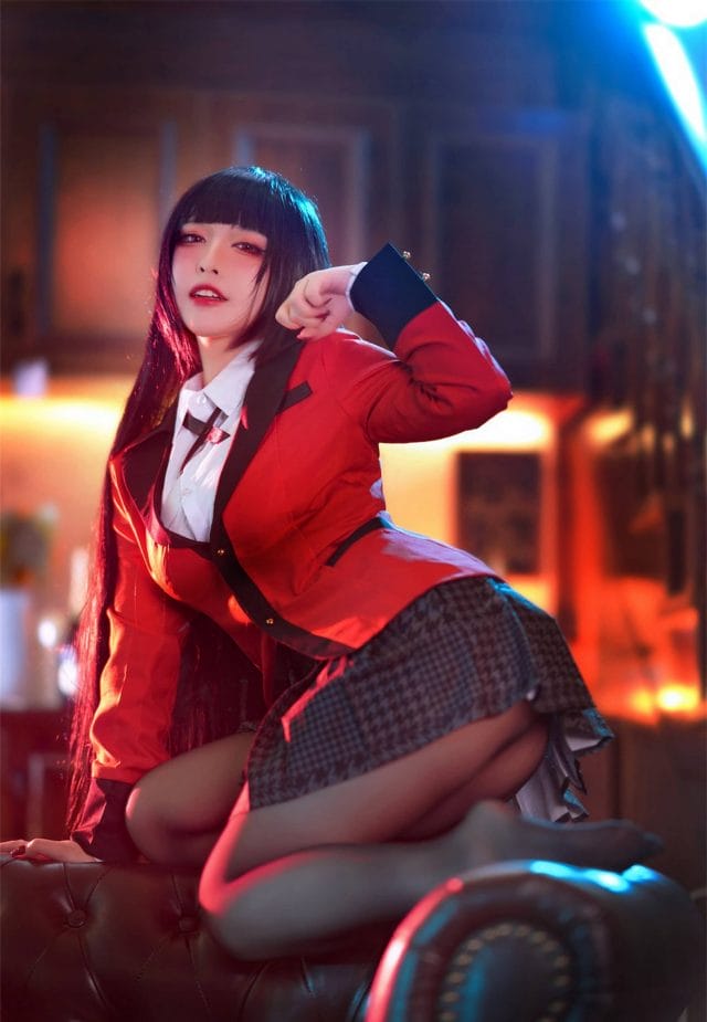 半半子COS蛇喰梦子,暗调赌场氛围下的红瞳黑发学园制服还原