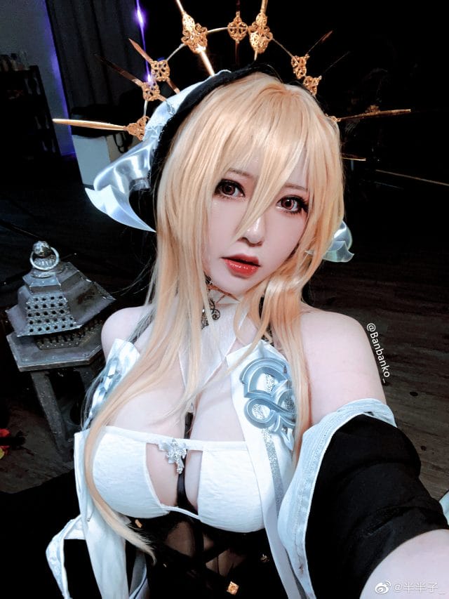半半子碧蓝航线怨仇COS写真：暗调教堂光影下的修女舰娘禁欲美感